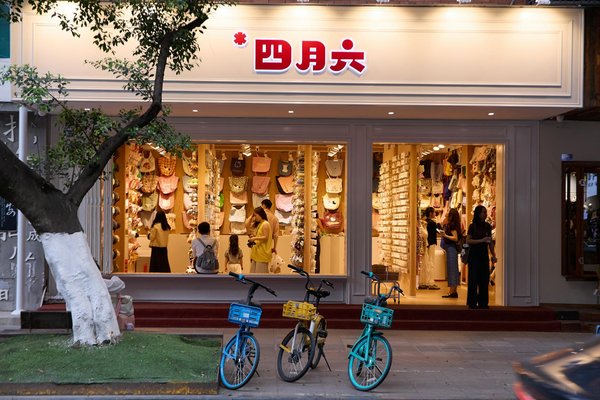 Découvrez l'élégance des robes vert émeraude intemporelles